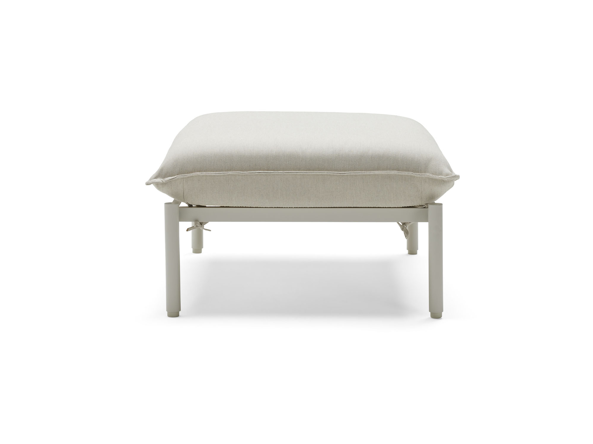 Vue de face du pouf extérieur avec coussins et pieds blancs